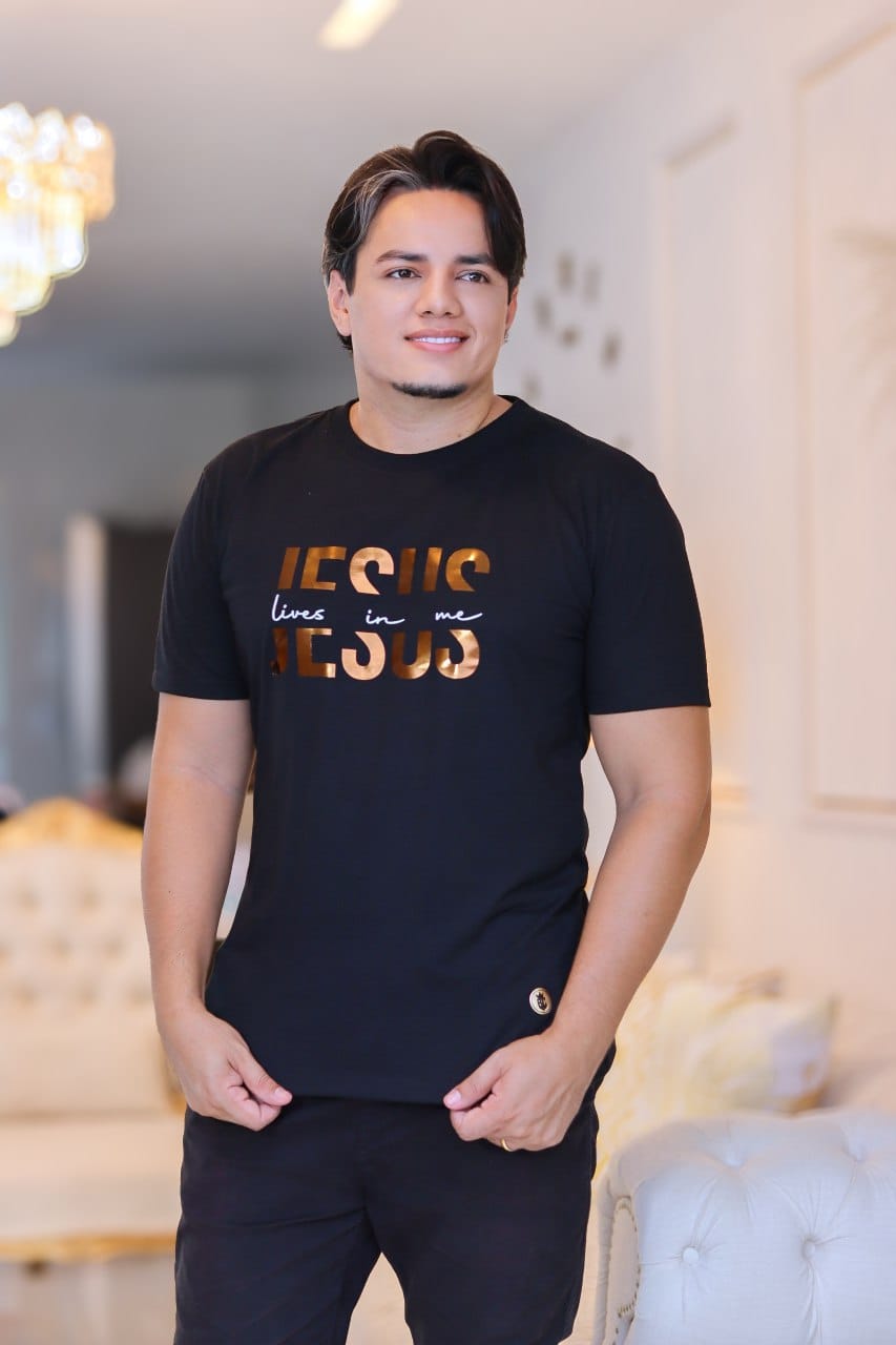 Camiseta Masculina  "Lives in me Jesus"